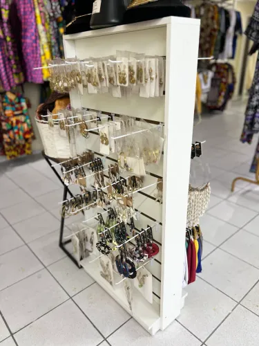 Balcão expositor MDF branco com 100 ganchos brancos de brinde