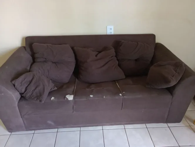 Sofá 3 lugares pequeno para doação 