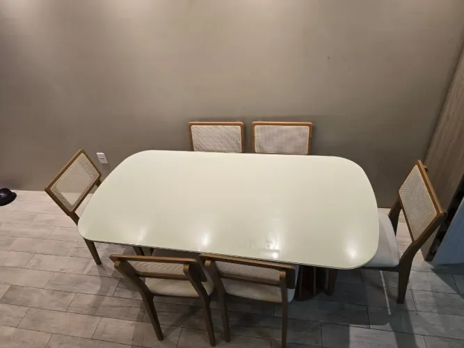 Mesa de jantar com 6 cadeiras
