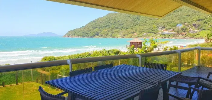 Cobertura Duplex Exclusiva com Vista Permanente para o Mar e Acesso Privativo à Praia
