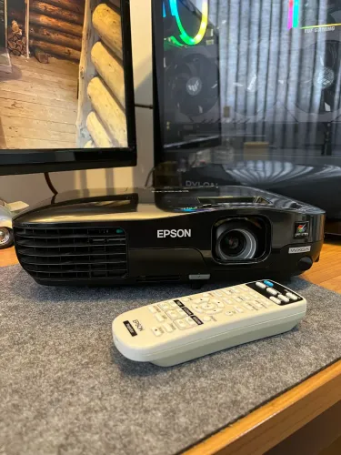 Projetor Epson Powerlite W10+ Widescreen WXGA HD+, 2600 Lumens.