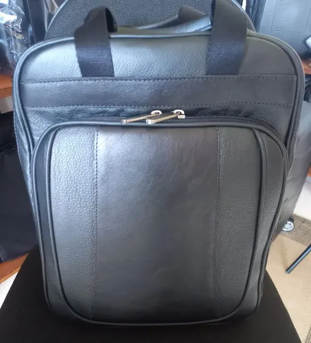 Mochila em couro legítimo, porta notebook, cor : preta