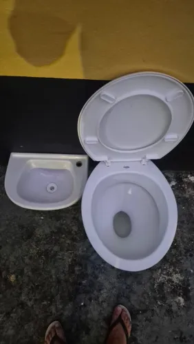 Pia pequena de Banheiro + Vaso Sanitário celite 36l