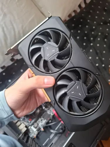 Placa AMD Rx 7600 8GB - 8 meses de uso 
