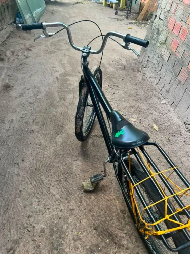 VENDO UMA BICICLETA ARO 26 MONTADA PEÇAS TUDO NOVA QUADRO PINTADO RODA BEM