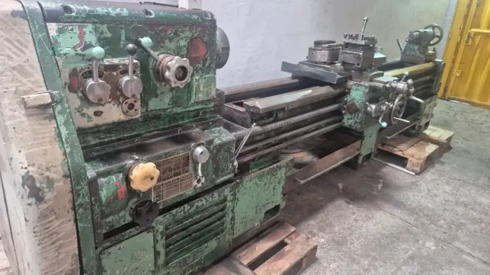 Torno mecânico 380V 2500mm x 500mm Dainishi usado
