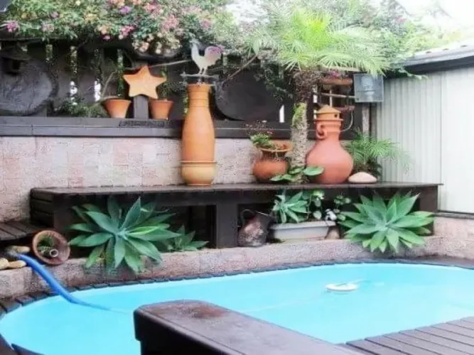 Casa com PISCINA privativa em Condomínio Fechado.