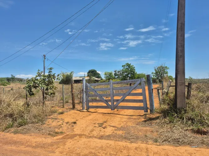 Vende -se rancho  de pesca  município de cristalina  na beira do rio  sao marcos. 