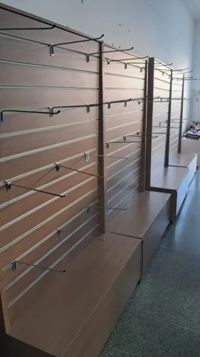 Painéis canaletados para loja com ganchos e bases - fechamento de loja