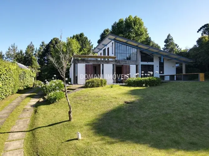 Bela Casa com Lindo Terreno à Venda na Região da Vila Inglesa - Campos do Jordão/SP