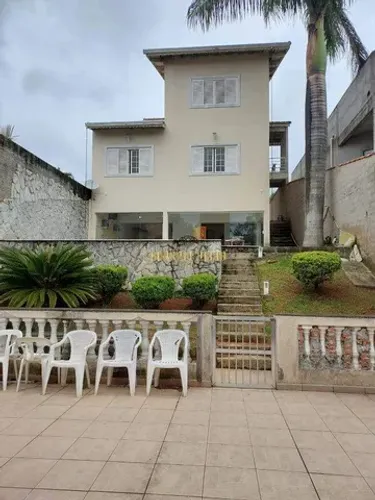 Sobrado à venda com 4 dormitórios, piscina e área gourmet no bairro Vila Áurea em Poá - SP