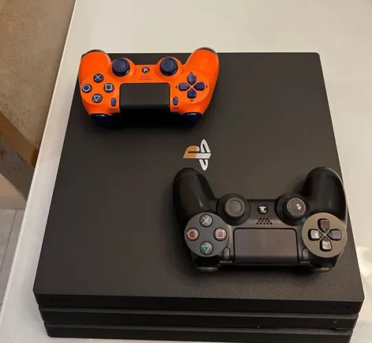 PS4 pro semi novo + 2 controles