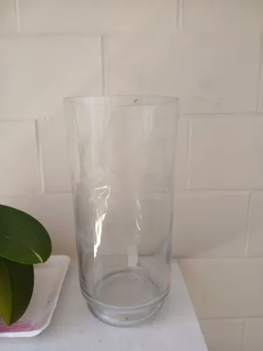Vaso de vidro trabalhado em flor e folhas.