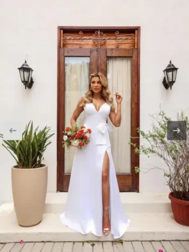 Vestido de noiva branco acetinado (usado uma única vez)