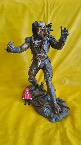 ** MT LEIA DESCRIÇÃO: Predador 30cm Mcfarlane + Base