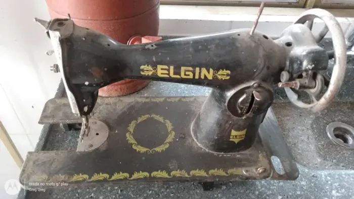 Máquina de costura Elgin