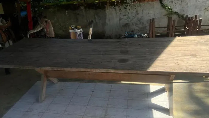 Vendo Mesa de Madeira Maciça em Excelente Estado **Somete a Mesa**