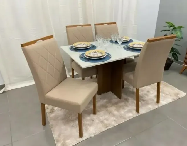 Mesa de jantar Los Angeles com vidro laqueado e 4 cadeiras bege madeira maciça