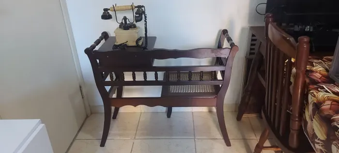 Mesa de canto em madeira para telefone com assento detalhes em palha