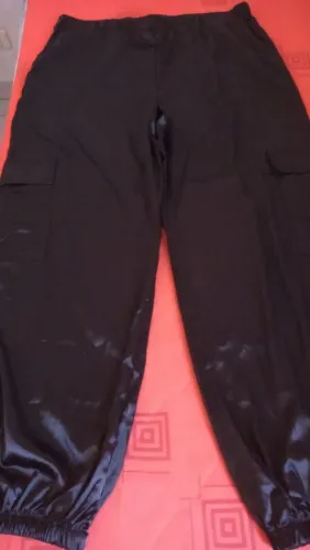 Calça preta de tecido acetinado