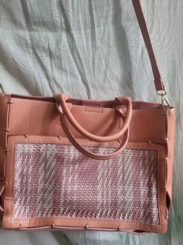 Bolsa de ombro rosa com detalhes em palha
