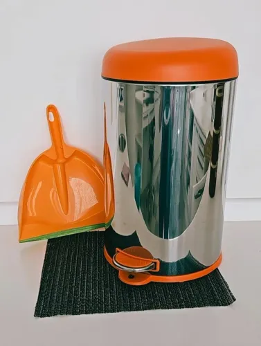 Lixeira Inox com Tampa Laranja e Pá de Lixo