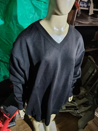 Suéter preto com gola em V