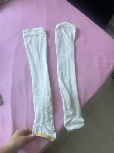 Meias de compressão branca com detalhe amarelo