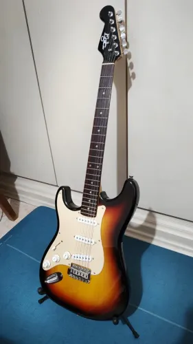 Guitarra Canhoto Stratocaster Eagle ano 2000