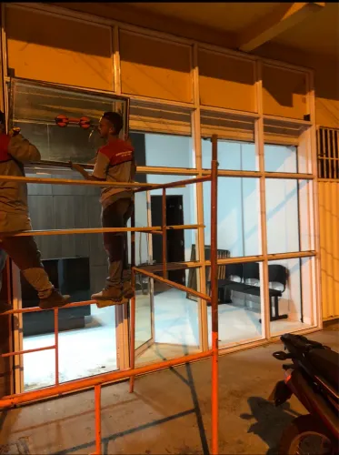 Fachada Comercial/Residencial em pele de vidro, cor champagne, altura 3,6m-largura 04m.