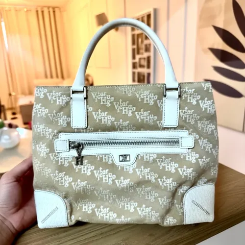 Bolsa Victor Hugo de Mão Branca Pequena em Canvas com Couro Semi Nova Monogramada
