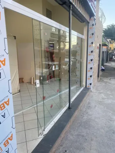 Porta de vidro temperado em promoção instalado 