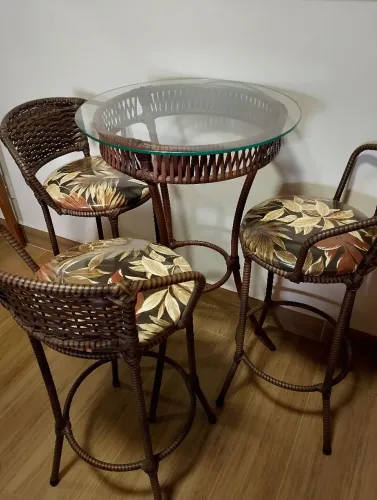 Conjunto Mesa Redonda e 3 Banquetas de Fibra Sintética