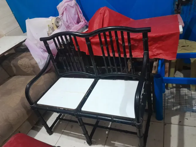 Banco de madeira preto com assento branco