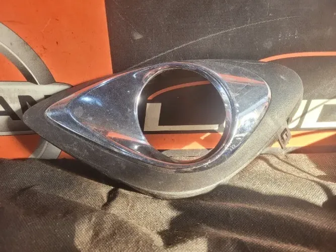 Moldura do Farol de Milha Esquerdo Nissan March 2014 a 2019 Acab. Cromado 62257 9LH5A