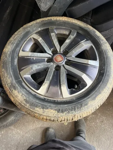 W jogo de rodas da Fiat toro pneus 215/60/16