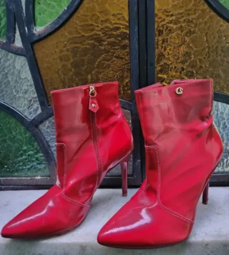 Botas Vermelhas de Salto Alto