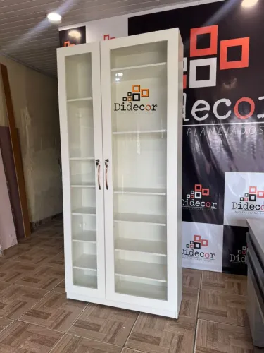 Armário multiuso com portas de vidro 
