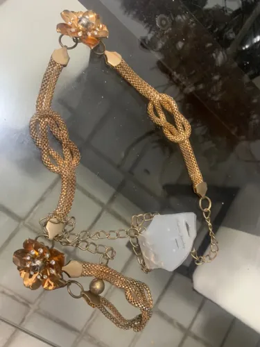 Cinto Dourado Estiloso com Detalhes Florais