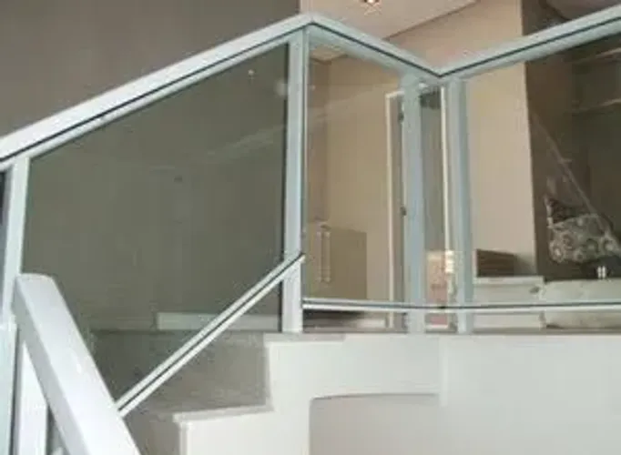 Corrimão em alumínio e vidro temperado sob medida a partir de $650.00 o m²