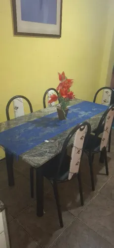 Mesa de mármore com 6 cadeiras