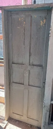 Porta antiga alta de Madeira maciça batentes largo de peroba de demolição /// R$1200,00 