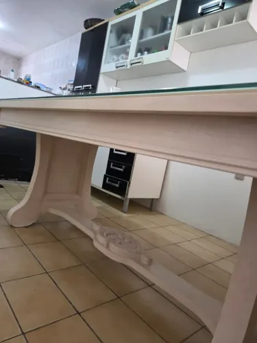 Mesa de madeira artesanal esculpida com vidro