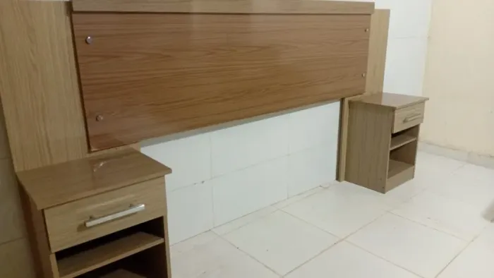 Cabeceira com criado mudo
