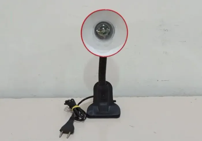 Luminária de Mesa com Garra Grampo 