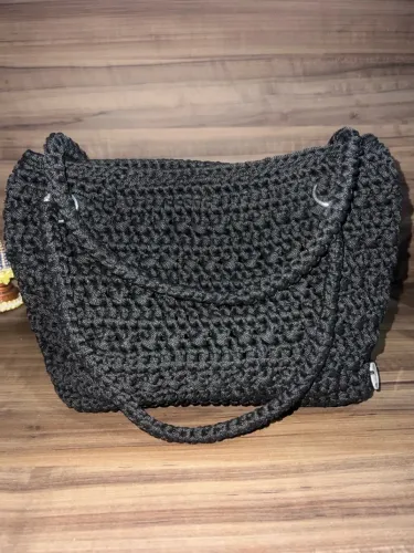 Bolsa de crochê preta artesanal