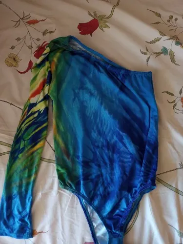 Body uma manga comprida azul e verde