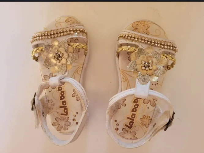 Sandália Infantil Baby Branco Strass<br><br>Semi novo.<br>Conservados.
