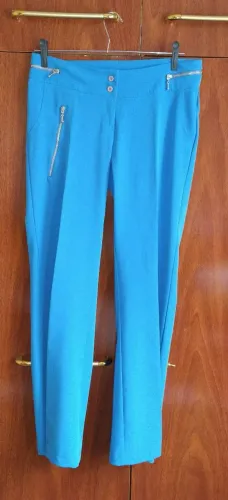 Calça azul com detalhes em zíper
