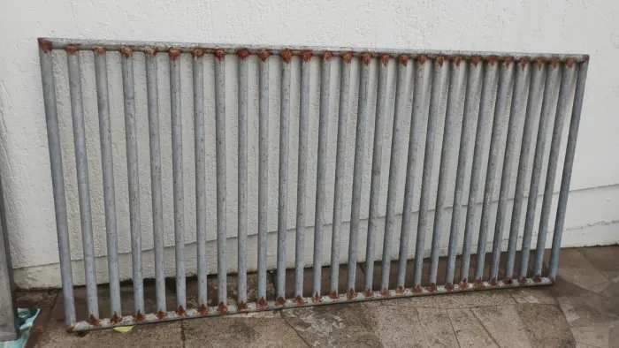 Carrinho 4 rodas, Tacho com suporte de ferro e mesa com cavalete para carnear